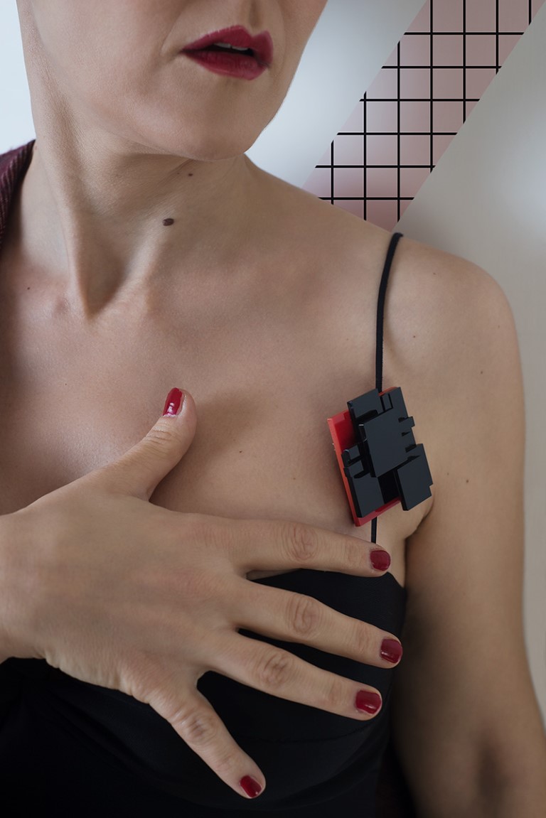 Spilla LE CORBUSIER modella rosso-nero